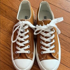 Cusionaire Vasco Women’s Low Top Casual Brown Sneakers with White Laces